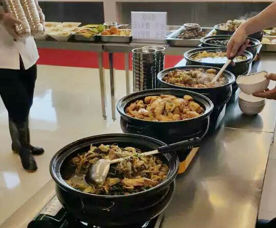 自助餐现场 